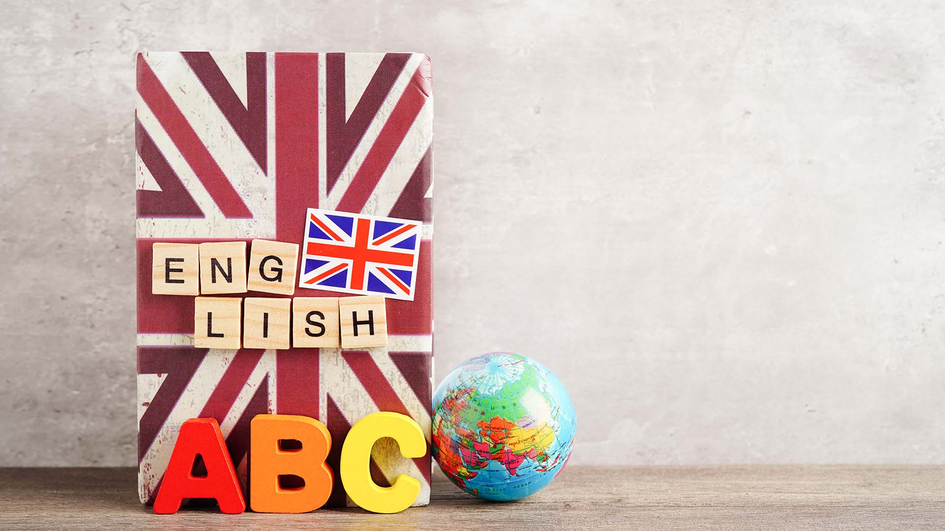 Scopri 10 frasi in inglese davvero utili quando sei in viaggio: espressioni pratiche per aeroporto, hotel, ristorante, mezzi pubblici e imprevisti.